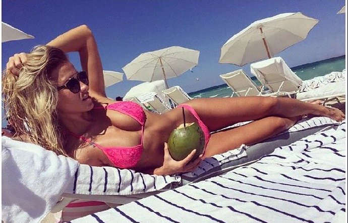 FOTO: Tři kokosy na písku. – stránka 479