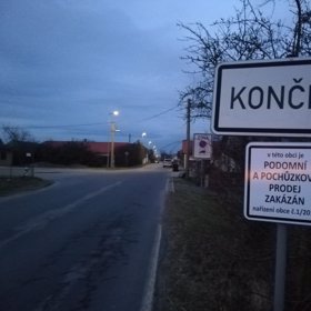 Vesnička, která jí je domovem.