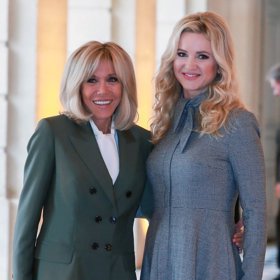 Premiér Babiš i jeho paní Monika si s prezidentským párem Francie náramně rozuměli.