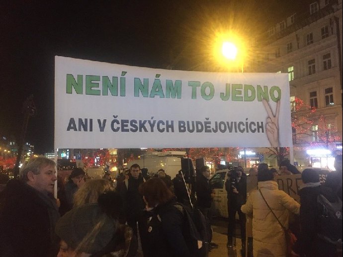 FOTO: Lidé mají transparenty. – stránka 1716