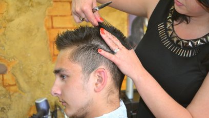 FOTO: Lidé lákají kadeřnice k sobě domů.