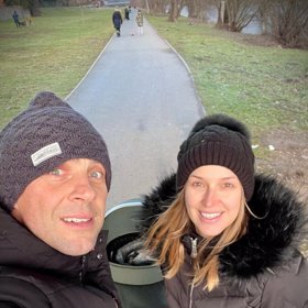 Manželé Vojtkovi na procházce s Nathanielem v kočárku.