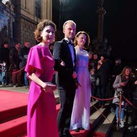 Martha Issová a Klára Melíšková na červeném koberci.