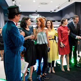 Slavnostní otevření parfumerie Douglas si slavné dámy užívaly plnými doušky.