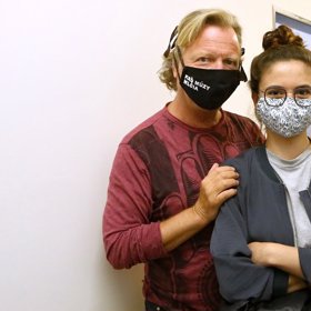 Její postava Denisa Kánská totiž randí se starším Linhartem.