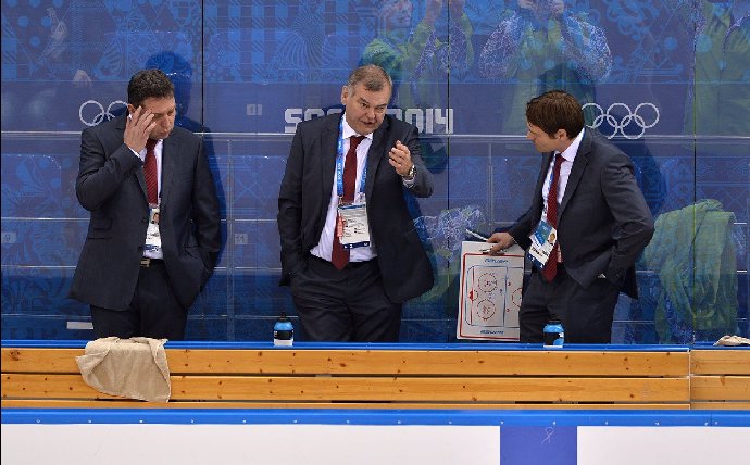 FOTO: Vladimír Vůjtek není kouzelník. Se Slováky dokáže jako jediný trenér na světě postoupit ze skupiny, ale víc od něj sousedé s tím jejich výběrem nulovým počtem spolehlivých brankárů chtít nemohou. – stránka 1