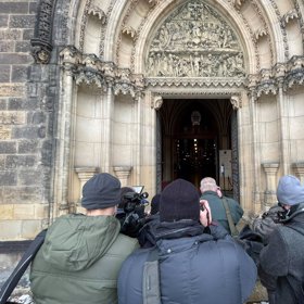 Na pohřeb Františka Filipa dorazila řada novinářů.