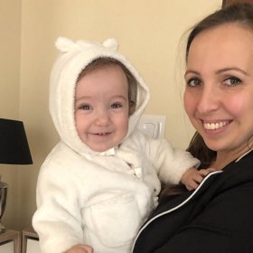 O holčičku se stará teta s babičkou.