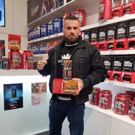 Karlos se drží na špici.