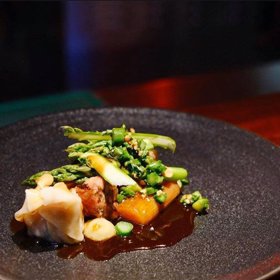 Kuchařům můžete koukat přímo pod ruce a nikdy nevíte, co vám naservírují.