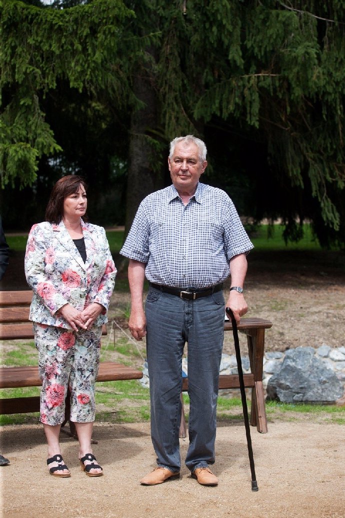FOTO: Ivana Zemanová v květinovém kompletu. – stránka 1036