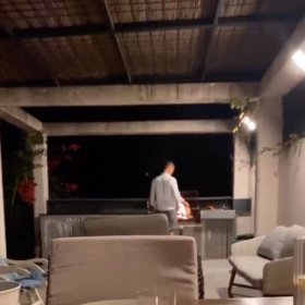 Tomáš si ji hýčká.