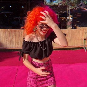 Je talentovaná zpěvačka.