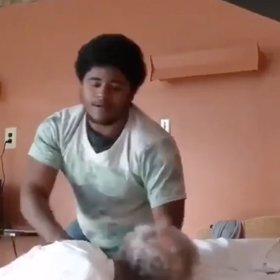 Senior skončil se zakrváceným obličejem.