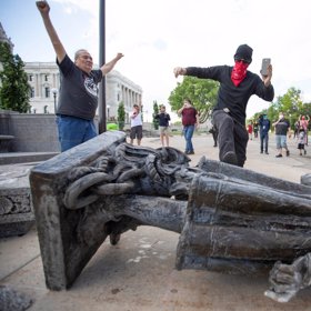 Socha Kryštofa Kolumba v Minnesotě byla omotána lanem a shozena na zem.