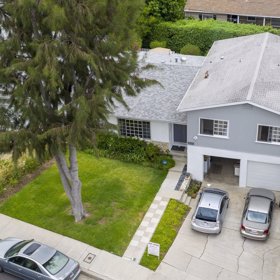 Dům je na prodej za 950 tisíc dolarů.