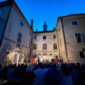 Matěj Stropnický a Daniel Krejčík na zámku v Osečanech pořádají také divadelní představení.