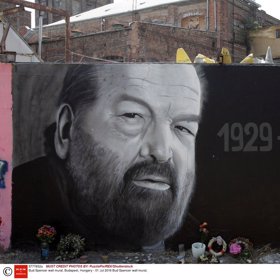 S oblíbeným hercem se přišly rozloučit tisíce lidí.