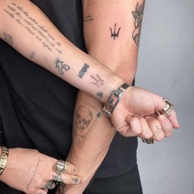 Dokonce si nechali dát společné tetování. Teď jim je k ničemu.