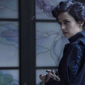 Říkalo se, že do role slečny Peregrinové bude obsazena Helena Bonham Carter. Herečka se osvědčila v temných rolích a také se svým partnerem Burtonem spolupracovala již několikrát. Nicméně krátce před natáčením se pár rozešel. Helenu nahradila Eva Green.