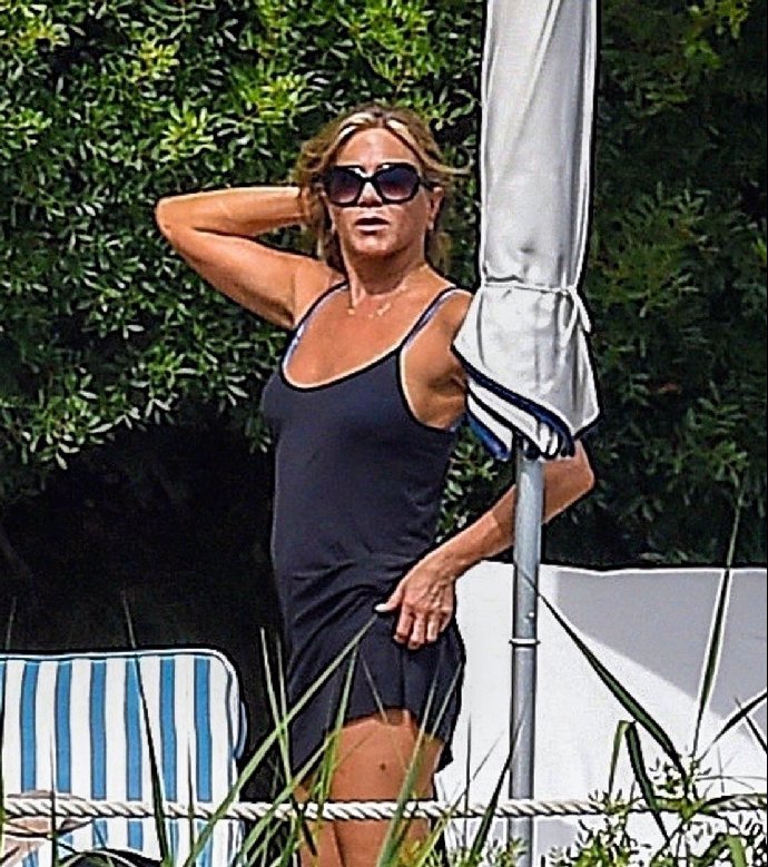 FOTO: Jennifer Aniston se hroutí! – stránka 144