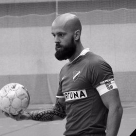 Zemřel mladý, ve věku 37 let.