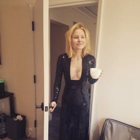 Kristen Bell vypadá, že to včera dost přehnala.