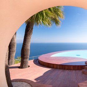 Nejdražší rezidence v Evropě: Ikonický The Bubble Palace má několik bazénů a amfiteátr