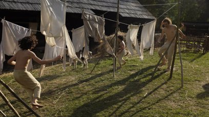 FOTO: Sedmero krkavců (2015) natočila Alice Nellis na námět pohádky Boženy Němcové.