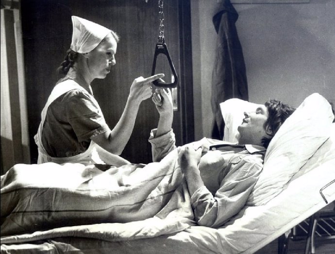 FOTO: Iva Janžurová a Josef Dvořák v seriálu Nemocnice na kraji města (1977). – stránka 72