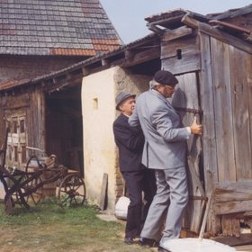 Evžen Huml je majitelem chalupy, má ale svérázného "podnájemníka", Bohouše v podání Josefa Kemra.