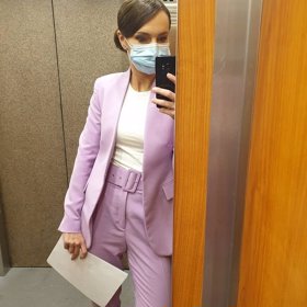 Jana Peroutková je novinářka a moderátorka České televize.
