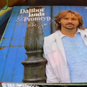 Hity jako Oheň, voda, vítr nebo Hurikán zná každý.