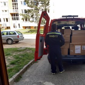 Materiál mu vozí i v noci.