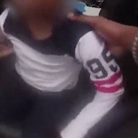 „Okamžitě sklapni!" křičeli na chlapce policisté.