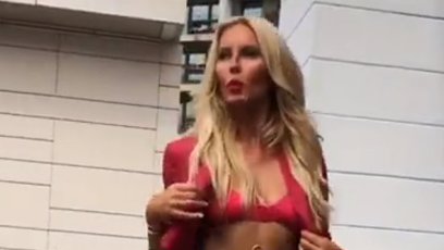 FOTO: Simona se promenádovala po Praze jen v červených plavkách.