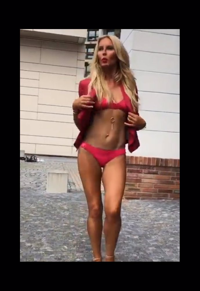 FOTO: Simona se promenádovala po Praze jen v červených plavkách. – stránka 1040