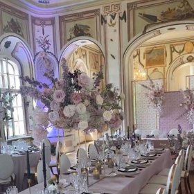 Hostina byla opravdu pompézní.