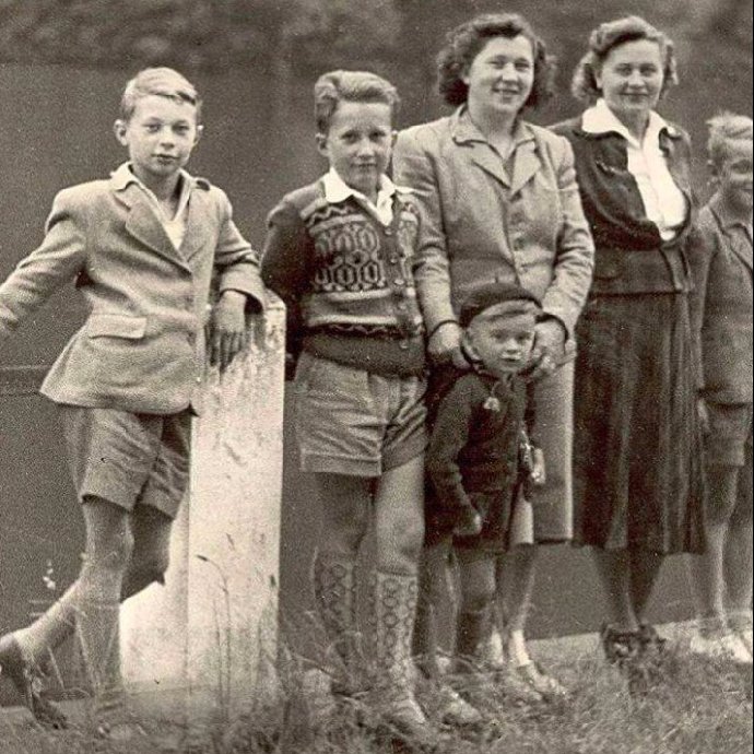 FOTO: Palach (na snímku nejmenší chlapec) u rybníka Harasov na Kokořínsku. – stránka 87