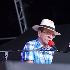 Jaroslav Uhlíř často vystupuje na letních festivalech.