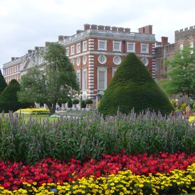 Na chodbách paláce prý už téměř 500 let straší.