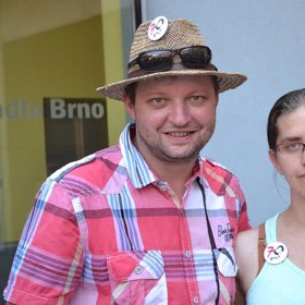 Ke svým divákům je vstřícný.