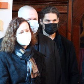 Rozloučit se přišel i Jaromír Jágr, který vzdal hold svému mentorovi. V kostele postával vzadu.