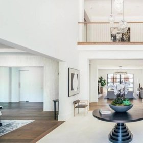 Původně kanadský zpěvák přitom usedlost koupil teprve v roce 2017 za 18,2 milionu dolarů (397 852 000 korun).