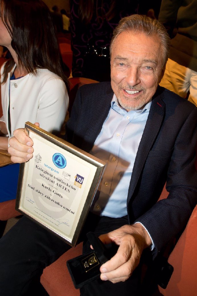 FOTO: Rok 2016: Karel Gott obdržel cenu Mistr zábavního umění. – stránka 827