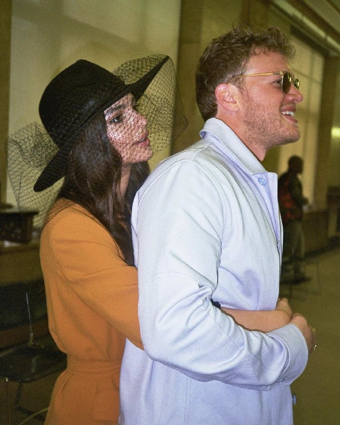 Foto k tématu Emily Ratajkowski – stránka 126