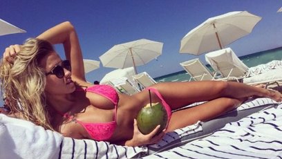 FOTO: V růžové jí to sakra sluší...