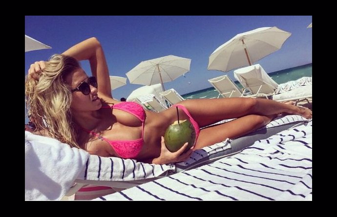 FOTO: V růžové jí to sakra sluší... – stránka 418