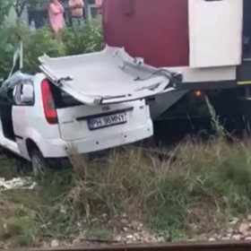 Přitom se na přejezdu rozhlédla.