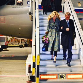 Ikonický kabátek jí jde k vlasům.